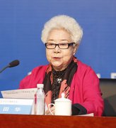 著名表演艺术家、中华环保联合会理事田华宣读年会倡议书