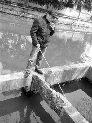 水面现浮鱼，有人在钓鱼 唐奕 摄