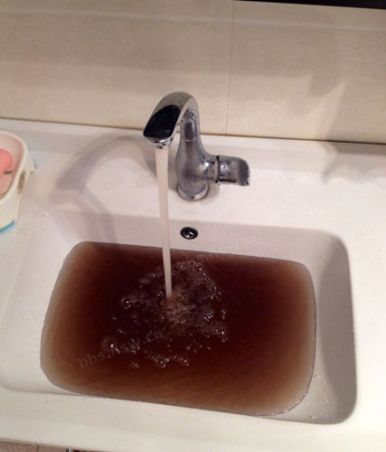 10日上午,五龙汤花园小区居民家中流出浑浊的黄褐色液体 网友供图