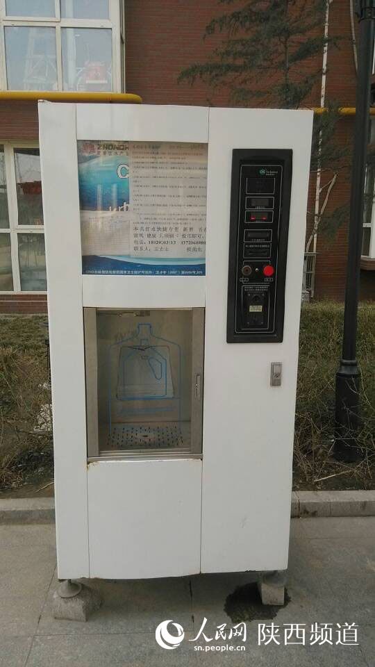 因对自家水不放心,很多居民饮用水都要用到这台贩水机 梁锦 摄