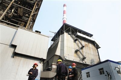 9日,华电石家庄热电有限公司正在进行烟气综合治理。石家庄将通过压煤抑尘治理大气污染。 本版摄影/新京报记者 尹亚飞