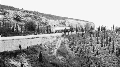 该车通过陌南镇,进入盘山公路。