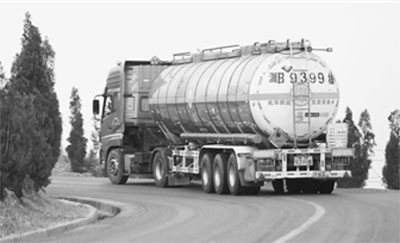 危化品车在山路一转弯处,右边是陡坡。