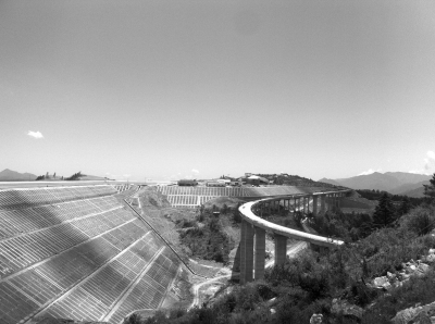 记者去年拍摄的神农架机场建设情景,当时媒体广泛质疑机场在环评报告没有公布就开建。《新闻晨报》供图