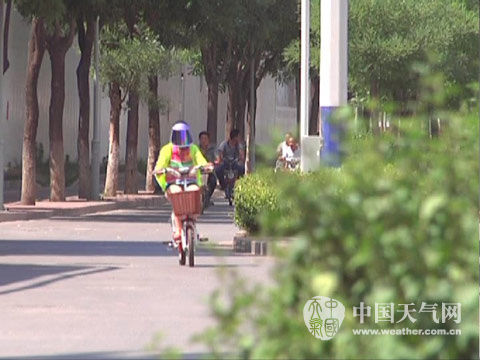 今早，出行的石家庄市民包裹严实。