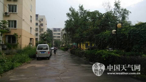今晨,北京昌平区降雨。天通苑小区地面已湿漉漉。(田曼 摄)