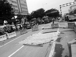 事发省城南内环街,所幸叉车司机反应快跳下车,未造成人员伤亡