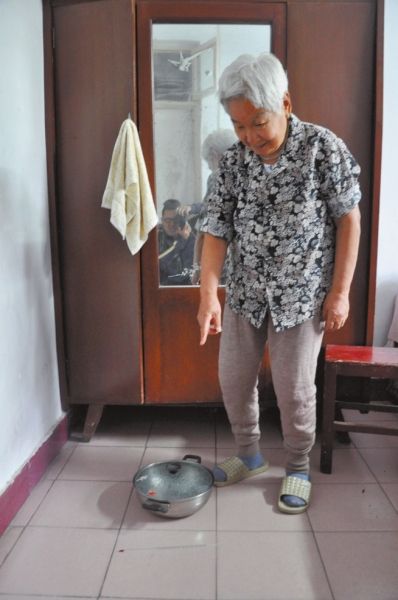 和阿姨向记者指出温度高的地面