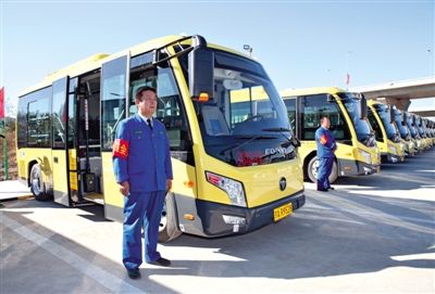 昨日，6米级纯电动小公交车在怀柔试运营。 新京报记者 王远征 摄