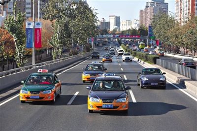 昨日下午2时30分许,东三环主路三元桥行驶通畅。A10-A11版摄影/新京报记者 侯少卿 林野