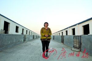 王品兰站在农场中,几个月前,她花了3万块承包了村里的农场,养起了羊。