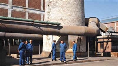 昨日,在已经停产的怀来方圆玻璃有限公司内,职工停工。 新京报记者 金煜 摄