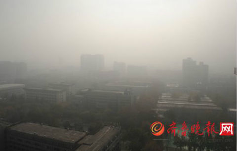 昨天，山东济南遭遇大雾天气。(图片来源：齐鲁晚报)