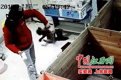 饲养员把玩幼虎视频截图。片来源于网络