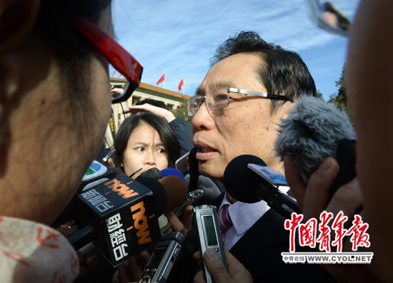 3月4日，北京人民大会堂前，全国人大代表钟南山被记者围堵。谈到雾霾与肺癌的关系时，他说：从2009年以后的国外资料看，雾霾中的二氧化氮与肺癌的关系密切，但PM2.5和肺癌的关系还需一段时间才能得出结论，“但因为国内的雾霾浓度比国外高5～10倍，现在就下结论还太早”；环保部门的执法权应该在大气污染防治法修订中得到加强；如果举国上下决心治理雾霾的话，10年内解决问题还是有可能的。本报记者 杨姣/摄